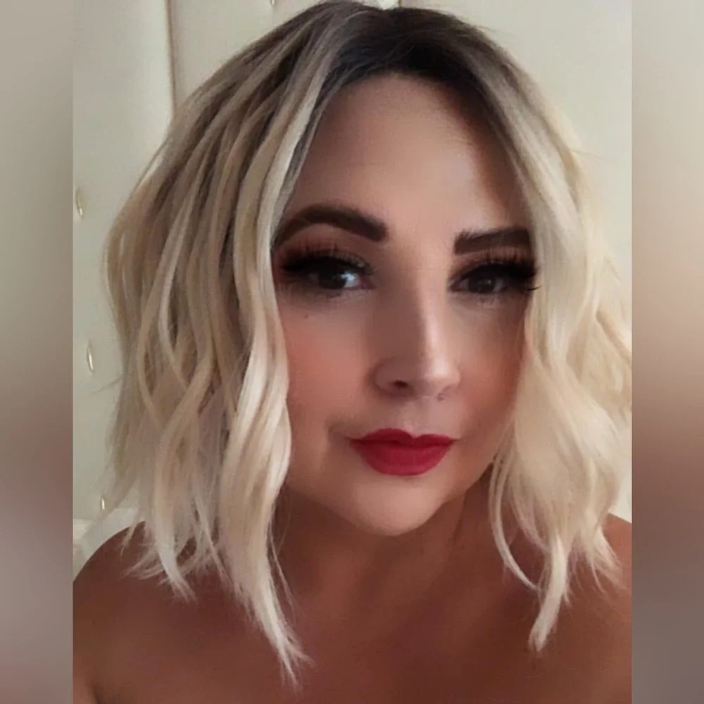 Blonde Wavy Bob Wig - Picture 1 of 1